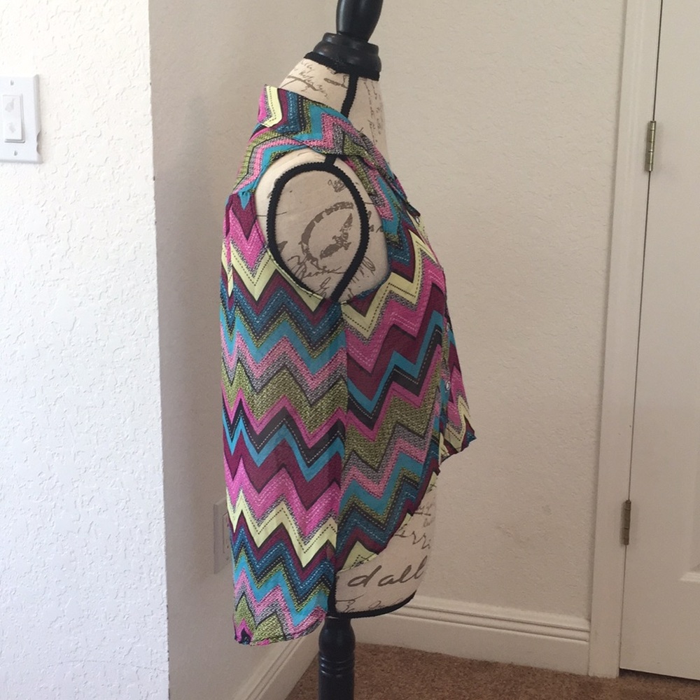 Romantic Sini zigzag Button down Blouse!! - Picture 4 of 7